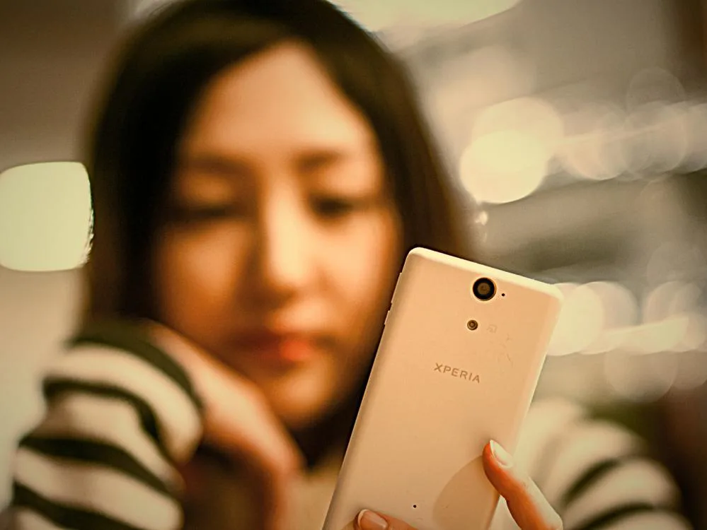 girl_using_phone